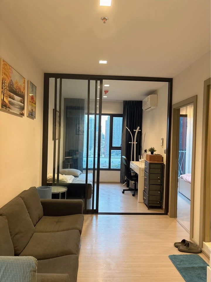 For rent: Life Asoke-Rama 9, 25th floor, very high, 2 bedrooms, spacious area, don't miss it.