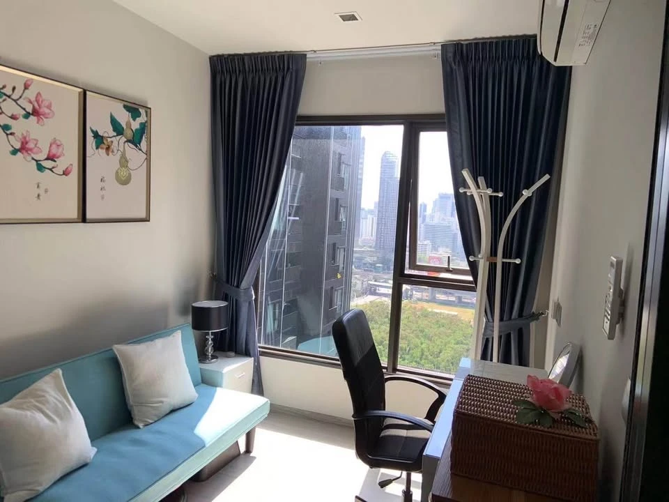 For rent: Life Asoke-Rama 9, 25th floor, very high, 2 bedrooms, spacious area, don't miss it.