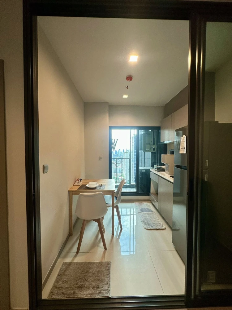 For rent: Life Asoke-Rama 9, 31st floor, fully furnished, nice room, reserve now, don't miss out.