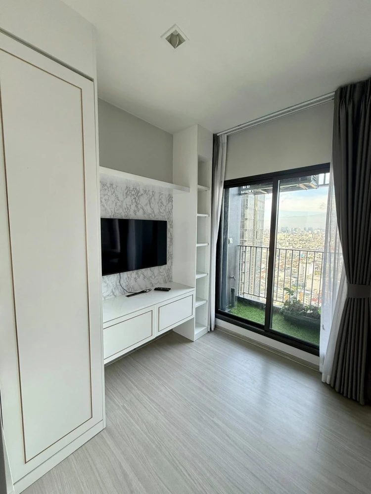 For rent: Life Asoke-Rama 9, 37th floor, beautiful open view, fully furnished. If interested, hurry and reserve now!