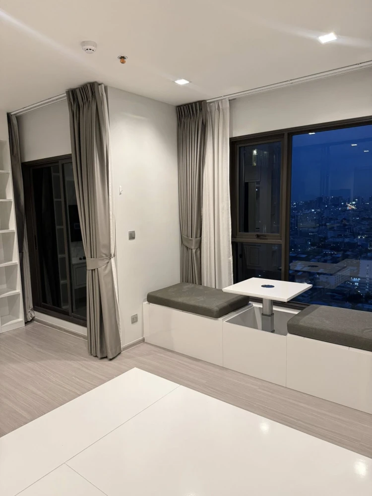 For rent: Life Asoke-Rama 9, 37th floor, beautiful open view, fully furnished. If interested, hurry and reserve now!