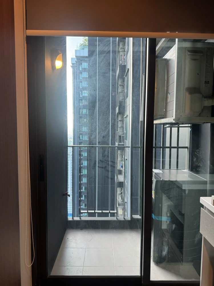 For rent: Life Asoke-Rama 9, 37th floor, fully furnished unit. Very livable. Book now! Don't miss out! Act fast!