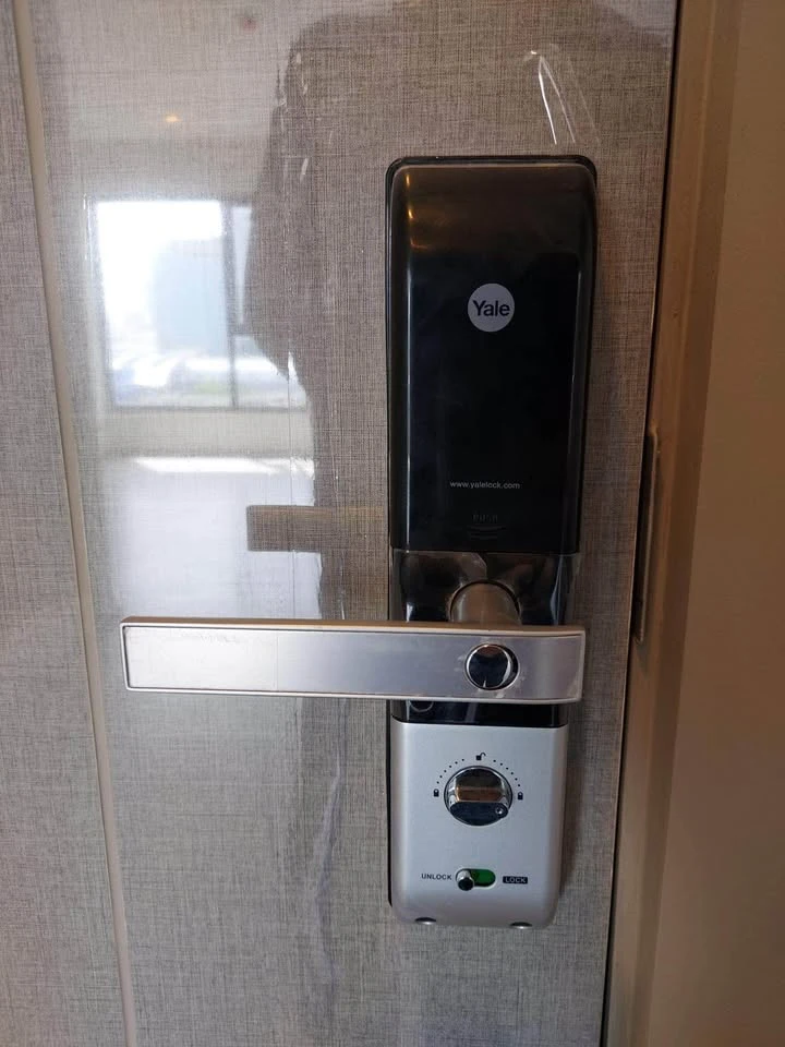 For rent: Life Asoke-Rama 9, Building A, 16th floor. The room is fully furnished; just bring your belongings and move in.