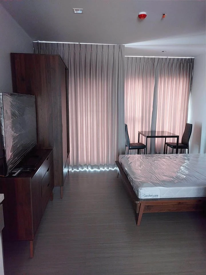 For rent: Life Asoke-Rama 9, Building A, 16th floor. The room is fully furnished; just bring your belongings and move in.