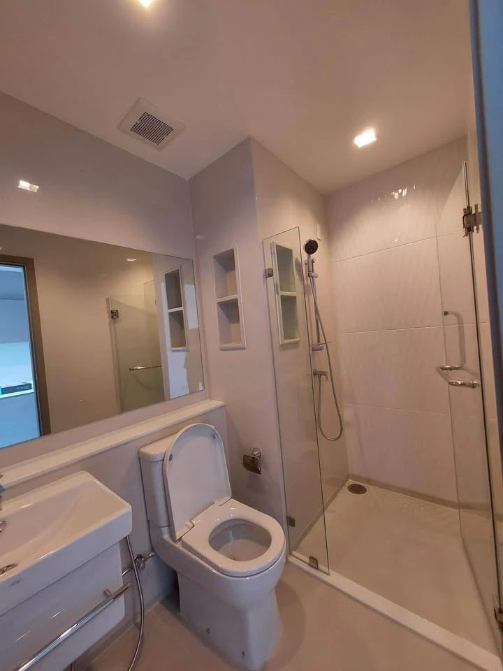 For rent: Life Asoke-Rama 9, Building A, 16th floor. The room is fully furnished; just bring your belongings and move in.