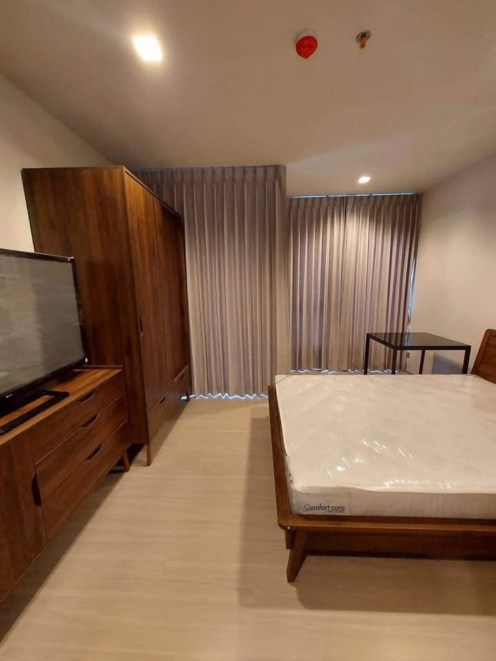 For rent: Life Asoke-Rama 9, Building A, 16th floor. The room is fully furnished; just bring your belongings and move in.