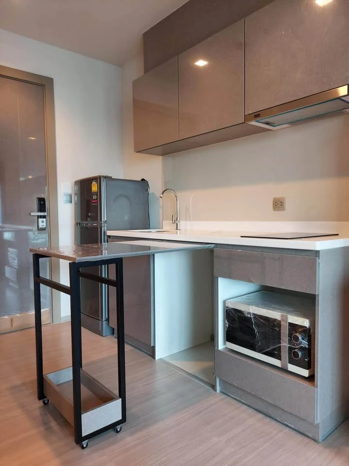 For rent: Life Asoke-Rama 9, Building A, 16th floor. The room is fully furnished; just bring your belongings and move in.