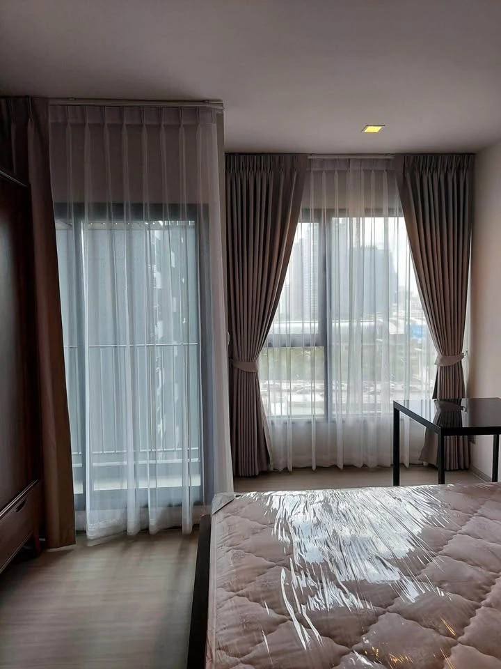 For rent: Life Asoke-Rama 9, Building A, 16th floor. The room is fully furnished; just bring your belongings and move in.