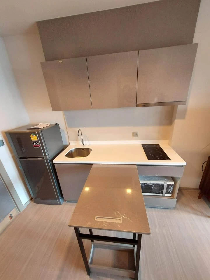For rent: Life Asoke-Rama 9, Building A, 16th floor. The room is fully furnished; just bring your belongings and move in.