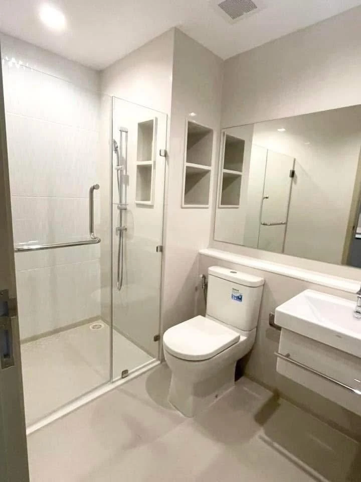 For rent: Life Asoke-Rama 9, spacious room, 18th floor, not hot, good ventilation, great view. Book now to secure your spot!