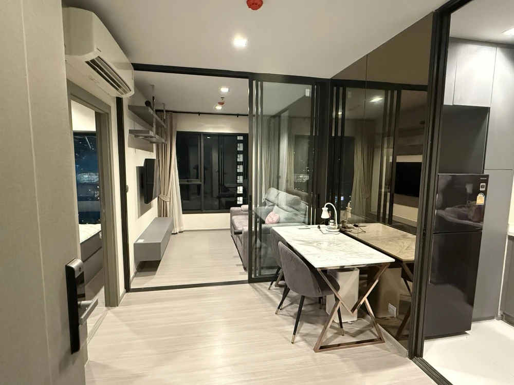 For rent: Life Asoke-Rama 9, spacious room, 18th floor, not hot, good ventilation, great view. Book now to secure your spot!
