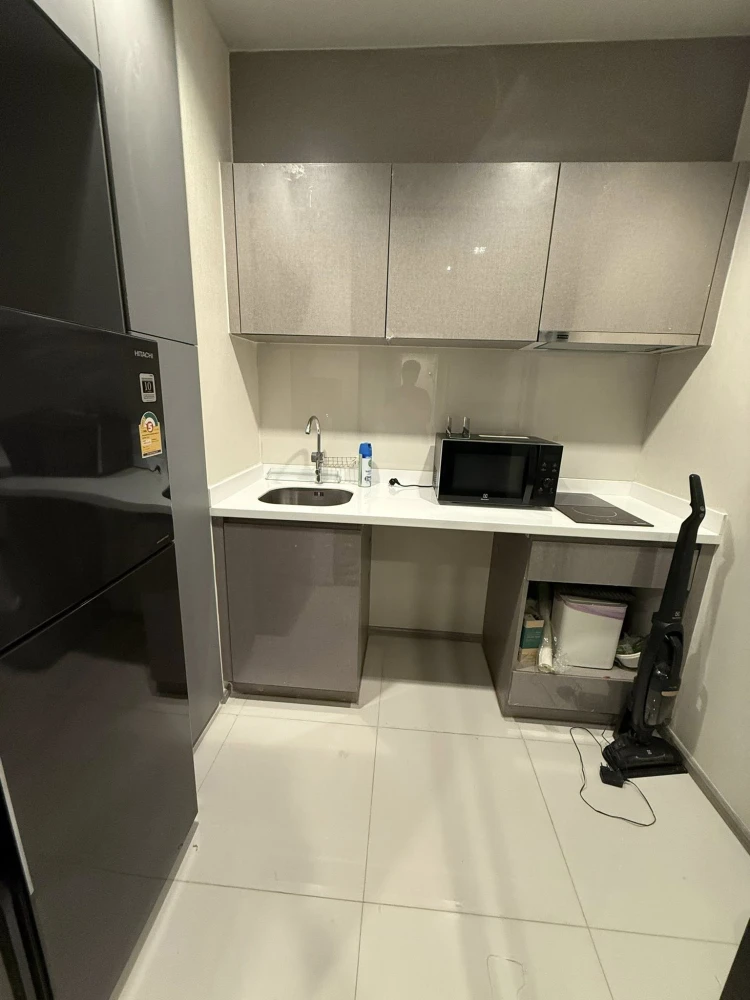 For rent: Life Asoke-Rama 9, spacious room, 18th floor, not hot, good ventilation, great view. Book now to secure your spot!
