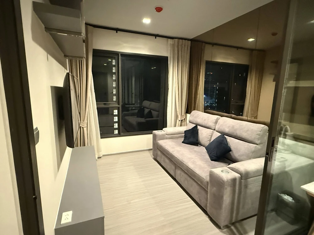 For rent: Life Asoke-Rama 9, spacious room, 18th floor, not hot, good ventilation, great view. Book now to secure your spot!