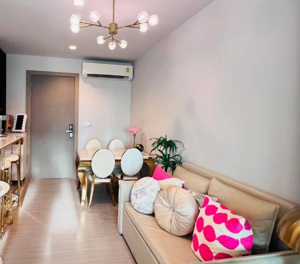 For Rent: Life Asoke-Rama 9. Spacious unit, fully furnished. Book now if interested!