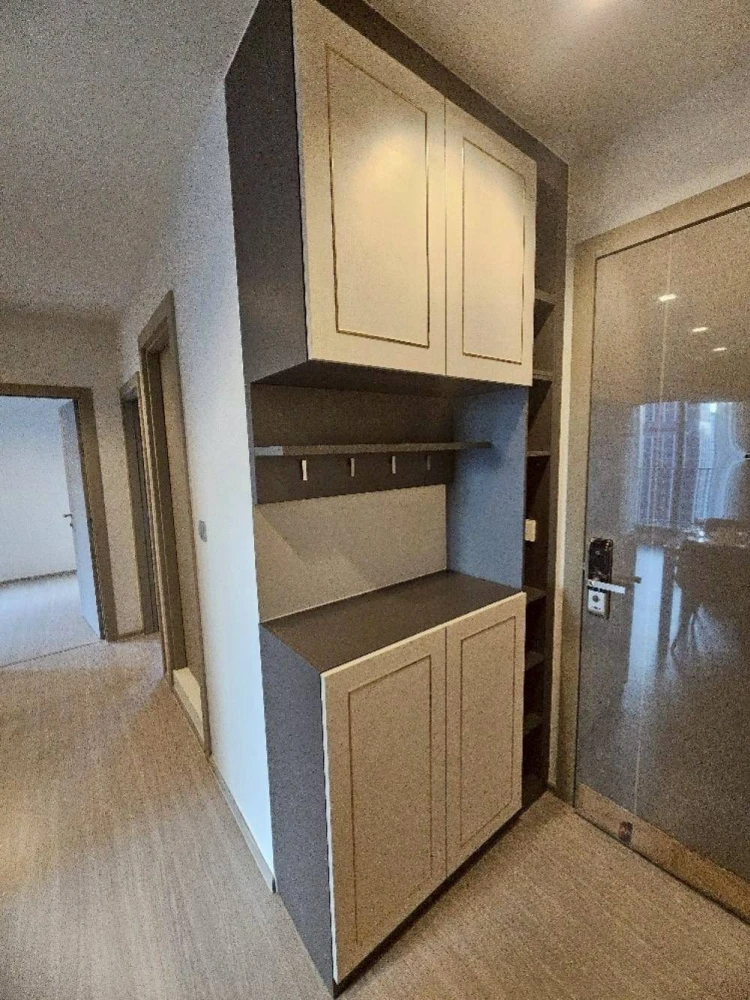 For rent: Life Asoke-Rama 9, high floor, lots of usable space, fully furnished, just bring your own luggage and you can move in.