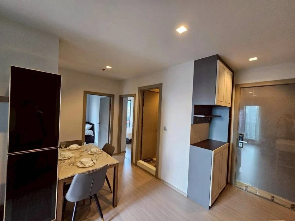 For rent: Life Asoke-Rama 9, high floor, lots of usable space, fully furnished, just bring your own luggage and you can move in.