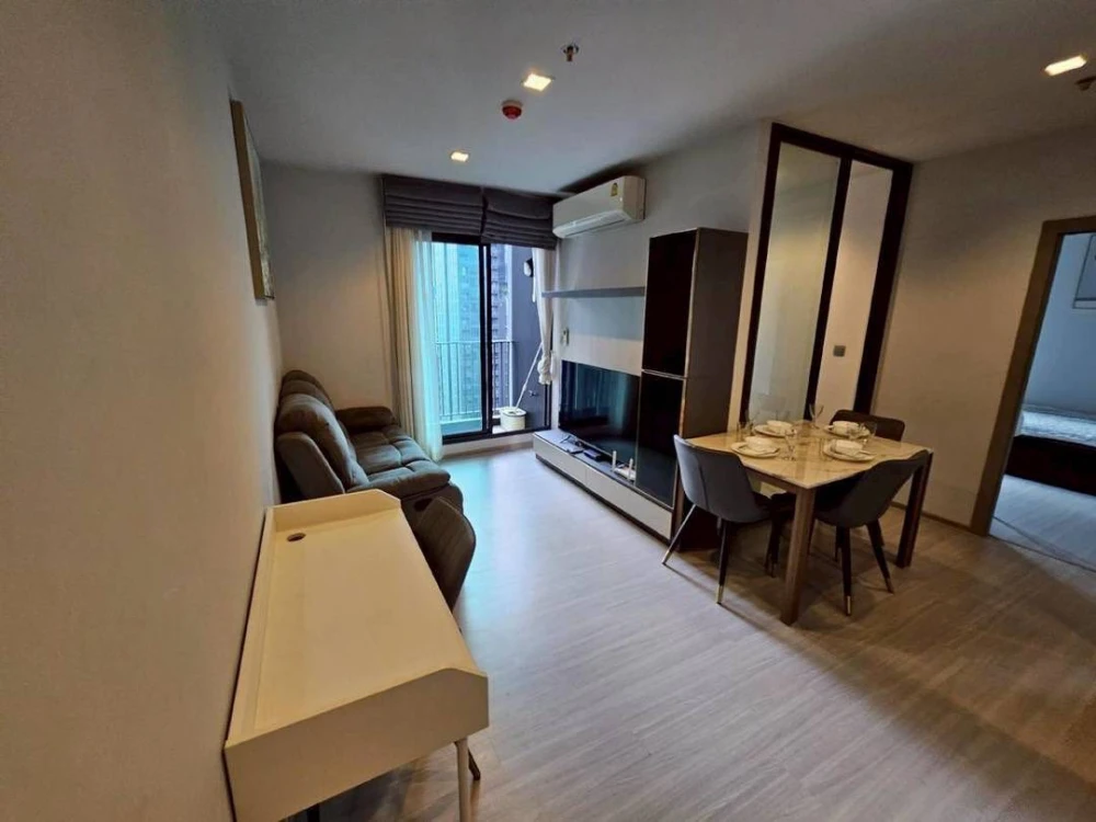 For rent: Life Asoke-Rama 9, high floor, lots of usable space, fully furnished, just bring your own luggage and you can move in.