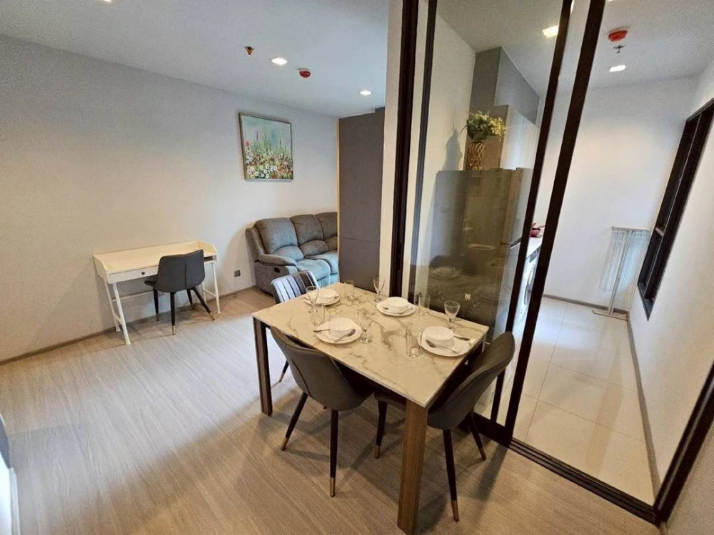 For rent: Life Asoke-Rama 9, high floor, lots of usable space, fully furnished, just bring your own luggage and you can move in.