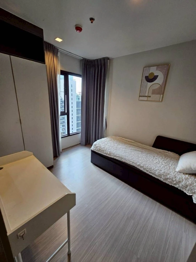 For rent: Life Asoke-Rama 9, high floor, lots of usable space, fully furnished, just bring your own luggage and you can move in.