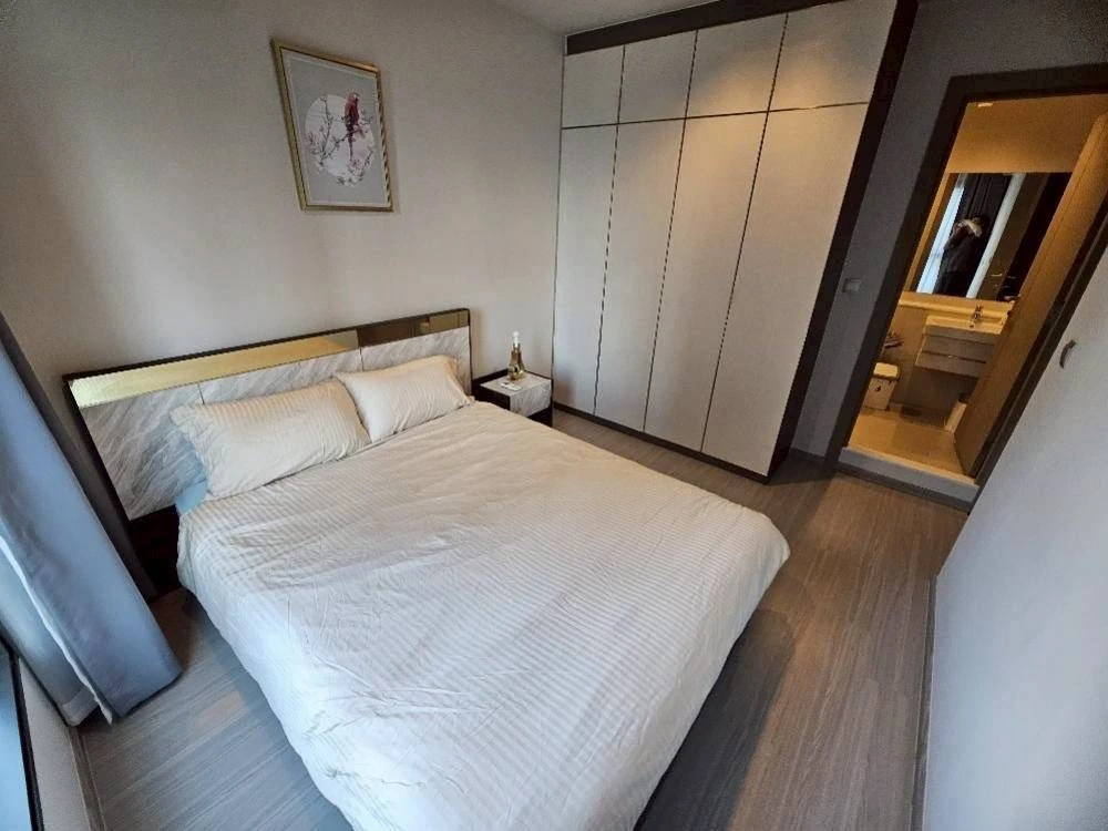 For rent: Life Asoke-Rama 9, high floor, lots of usable space, fully furnished, just bring your own luggage and you can move in.