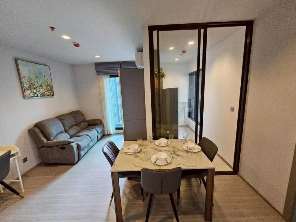 For rent: Life Asoke-Rama 9, high floor, lots of usable space, fully furnished, just bring your own luggage and you can move in.