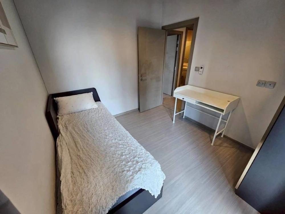 For rent: Life Asoke-Rama 9, high floor, lots of usable space, fully furnished, just bring your own luggage and you can move in.