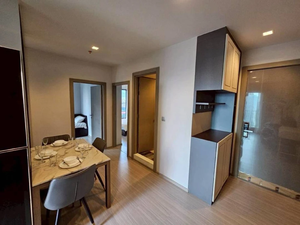 For rent: Life Asoke-Rama 9, high floor, lots of usable space, fully furnished, just bring your own luggage and you can move in.
