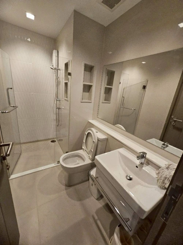 For rent: Life Asoke-Rama 9, high floor, lots of usable space, fully furnished, just bring your own luggage and you can move in.
