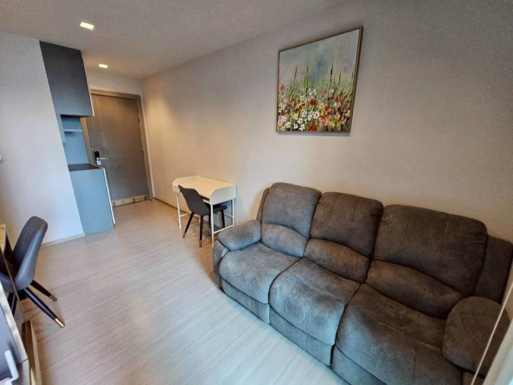 For rent: Life Asoke-Rama 9, high floor, lots of usable space, fully furnished, just bring your own luggage and you can move in.