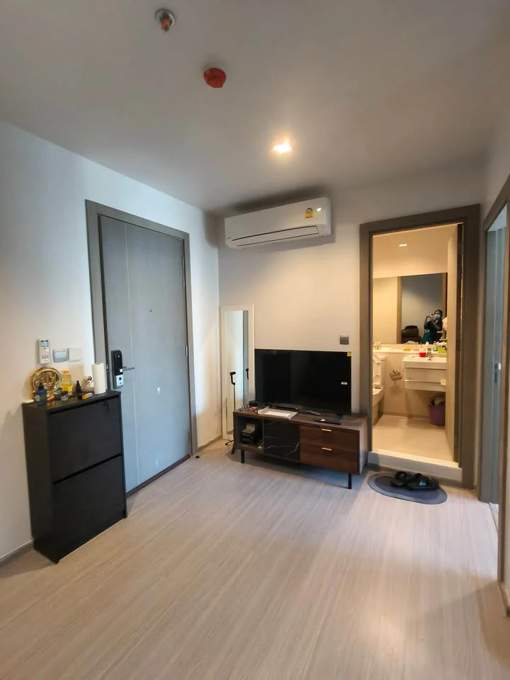 For rent: Life Asoke Rama 9, a lovely unit on the 27th floor with a great view. Fully furnished with appliances; just bring your personal belongings a