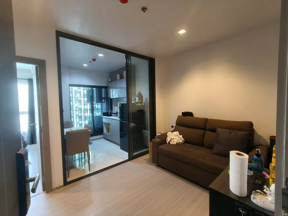 For rent: Life Asoke Rama 9, a lovely unit on the 27th floor with a great view. Fully furnished with appliances; just bring your personal belongings a