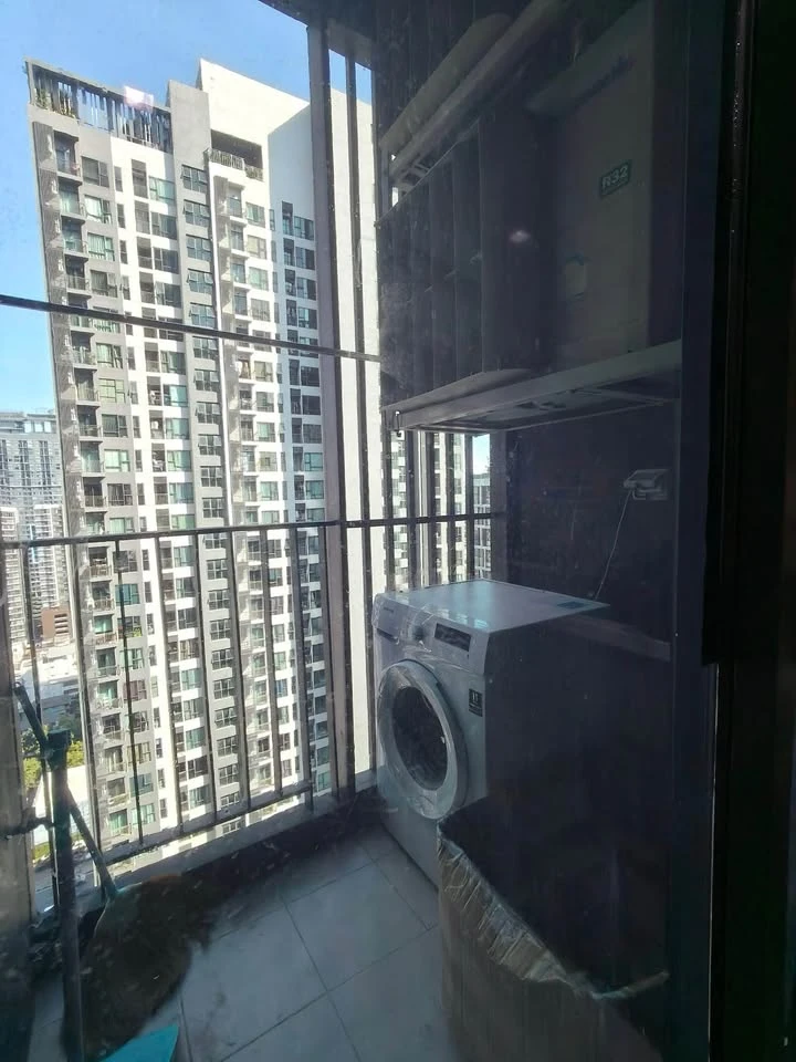 For rent: Life Asoke Rama 9, a lovely unit on the 27th floor with a great view. Fully furnished with appliances; just bring your personal belongings a