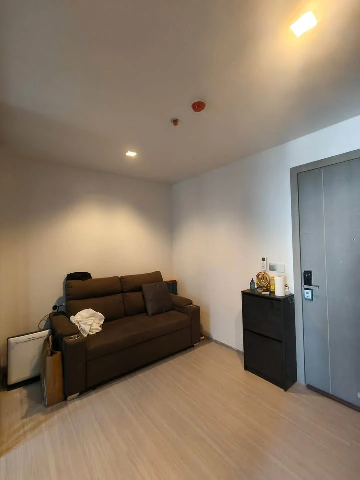 For rent: Life Asoke Rama 9, a lovely unit on the 27th floor with a great view. Fully furnished with appliances; just bring your personal belongings a