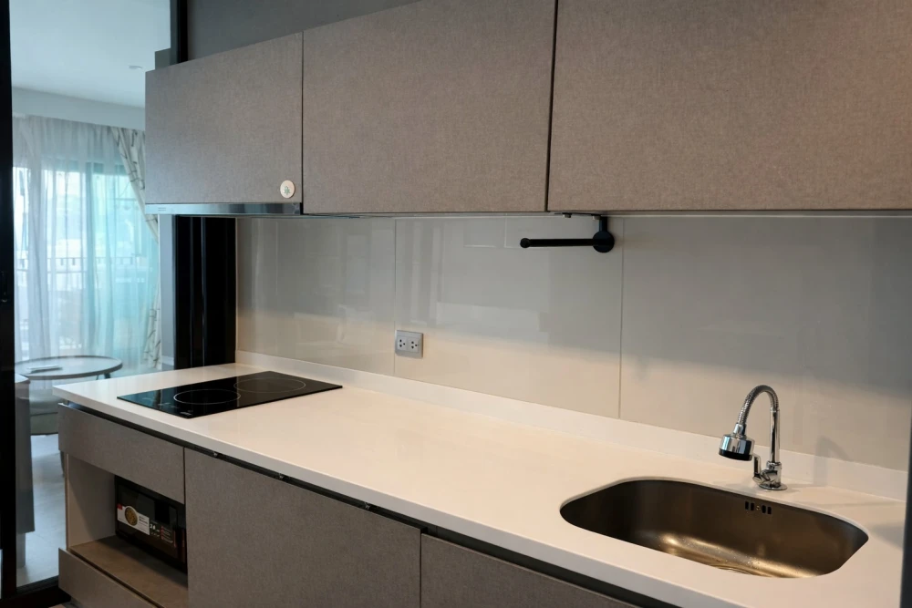 For rent: Life Asoke-Rama 9. Nice room, great location, beautiful unblocked view, convenient transportation. Don't miss out!