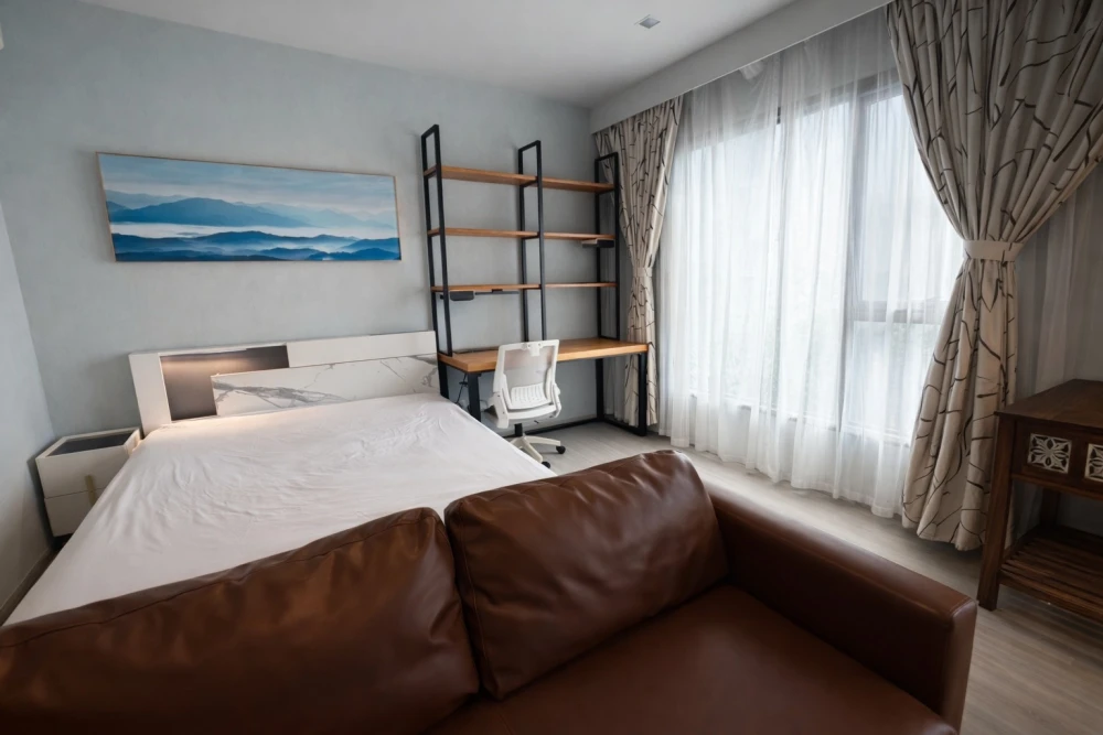 For rent: Life Asoke-Rama 9. Nice room, great location, beautiful unblocked view, convenient transportation. Don't miss out!