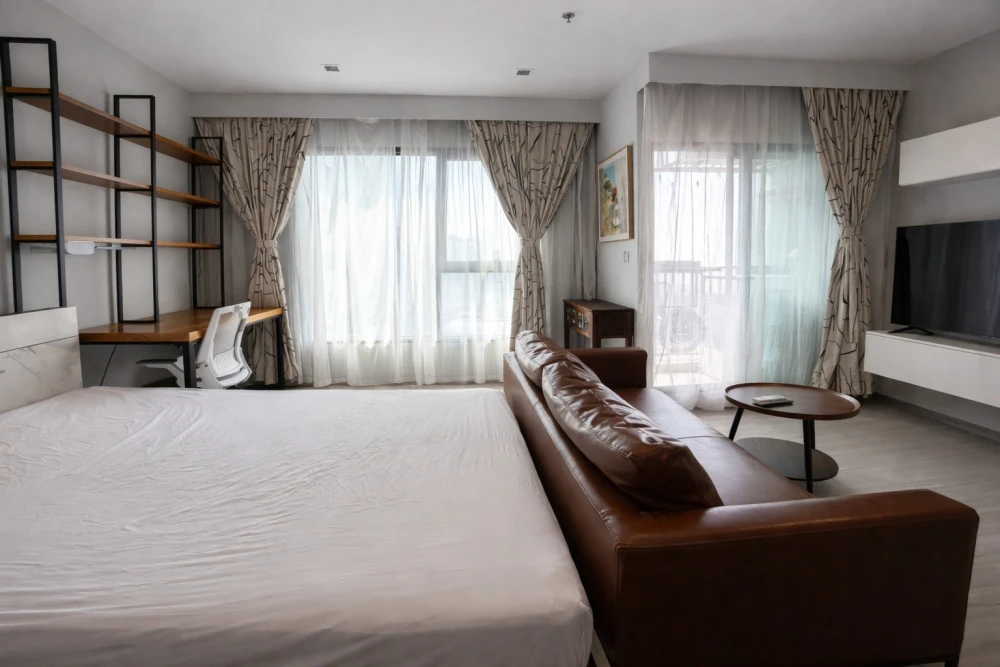 For rent: Life Asoke-Rama 9. Nice room, great location, beautiful unblocked view, convenient transportation. Don't miss out!