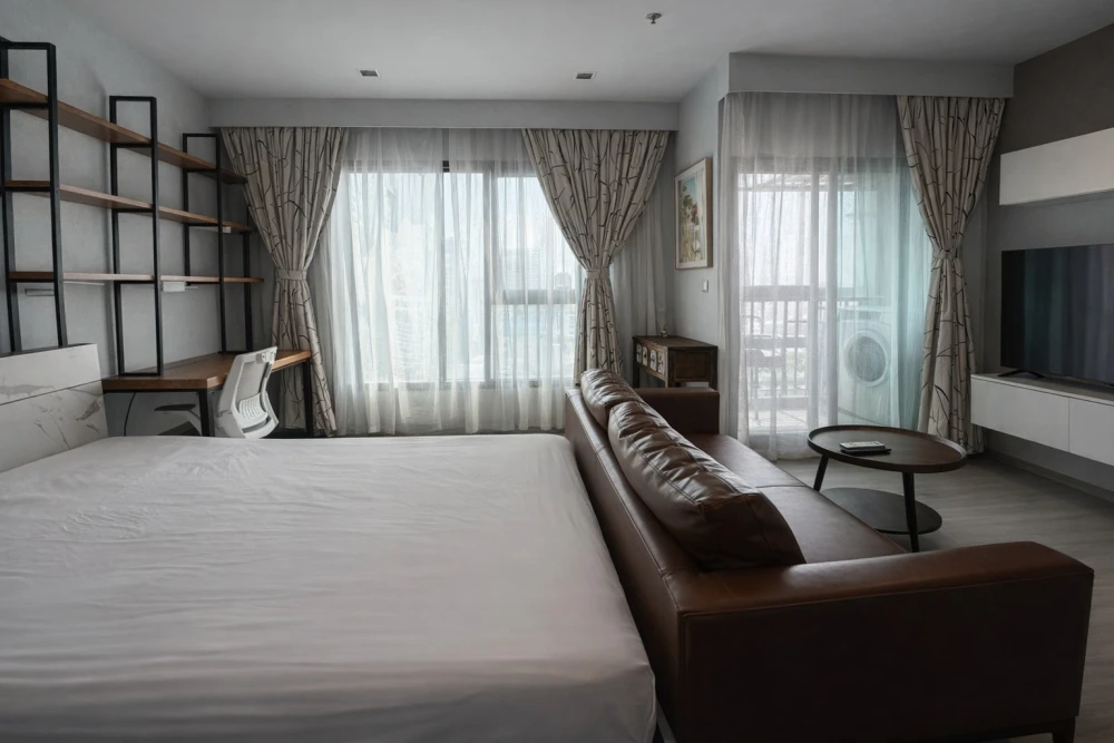 For rent: Life Asoke-Rama 9. Nice room, great location, beautiful unblocked view, convenient transportation. Don't miss out!