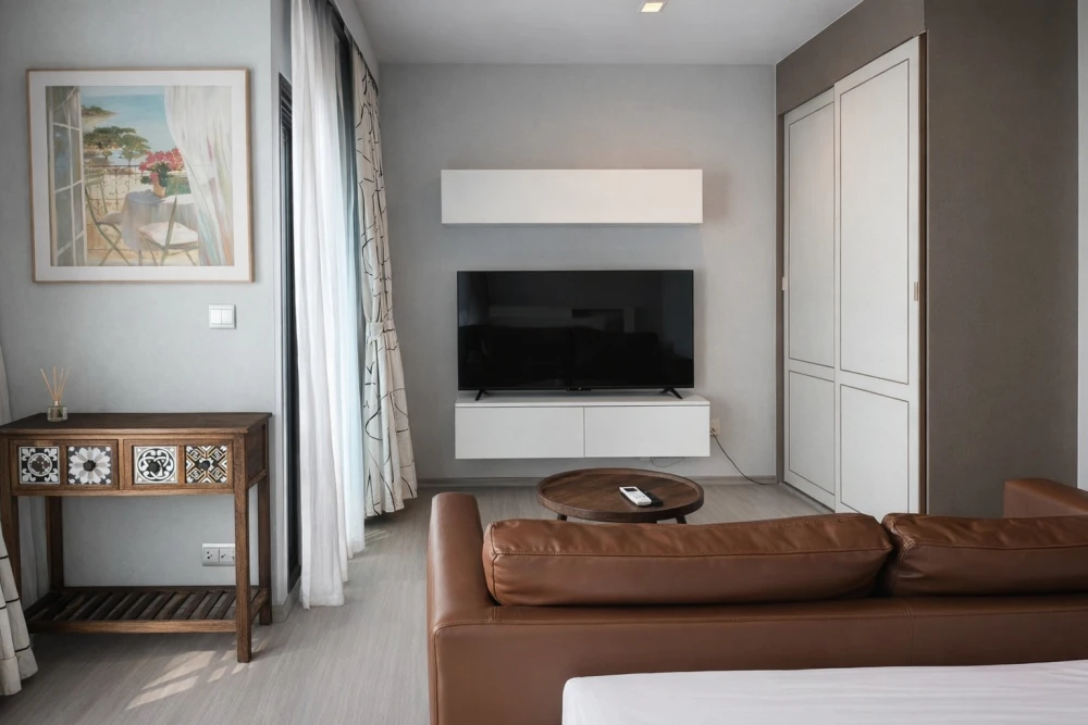 For rent: Life Asoke-Rama 9. Nice room, great location, beautiful unblocked view, convenient transportation. Don't miss out!