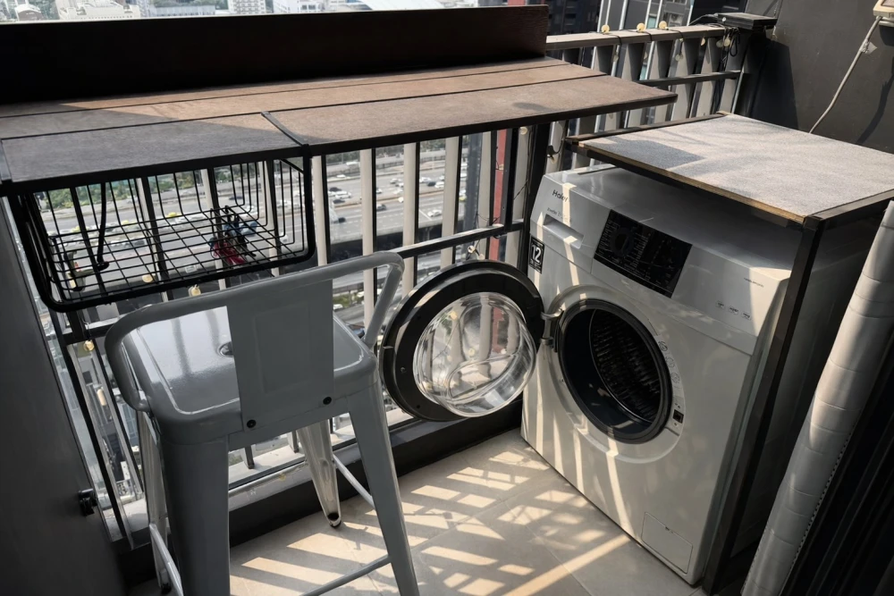 For rent: Life Asoke-Rama 9. Nice room, great location, beautiful unblocked view, convenient transportation. Don't miss out!