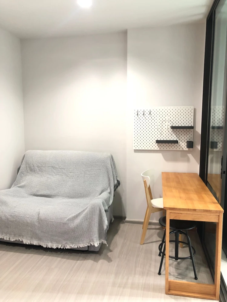 For rent: Life Asoke-Rama 9, a nice room with complete decoration. Reserve now, don't miss out!
