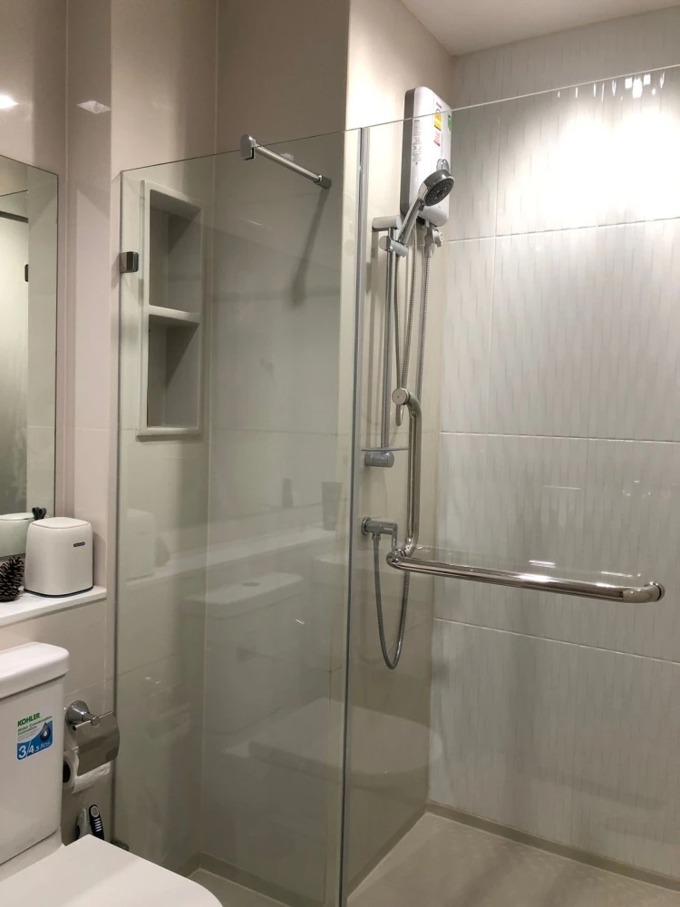 For rent: Life Asoke-Rama 9, a nice room with complete decoration. Reserve now, don't miss out!