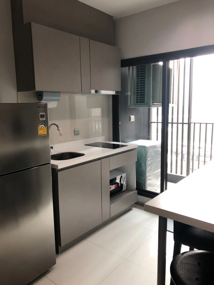 For rent: Life Asoke-Rama 9, a nice room with complete decoration. Reserve now, don't miss out!