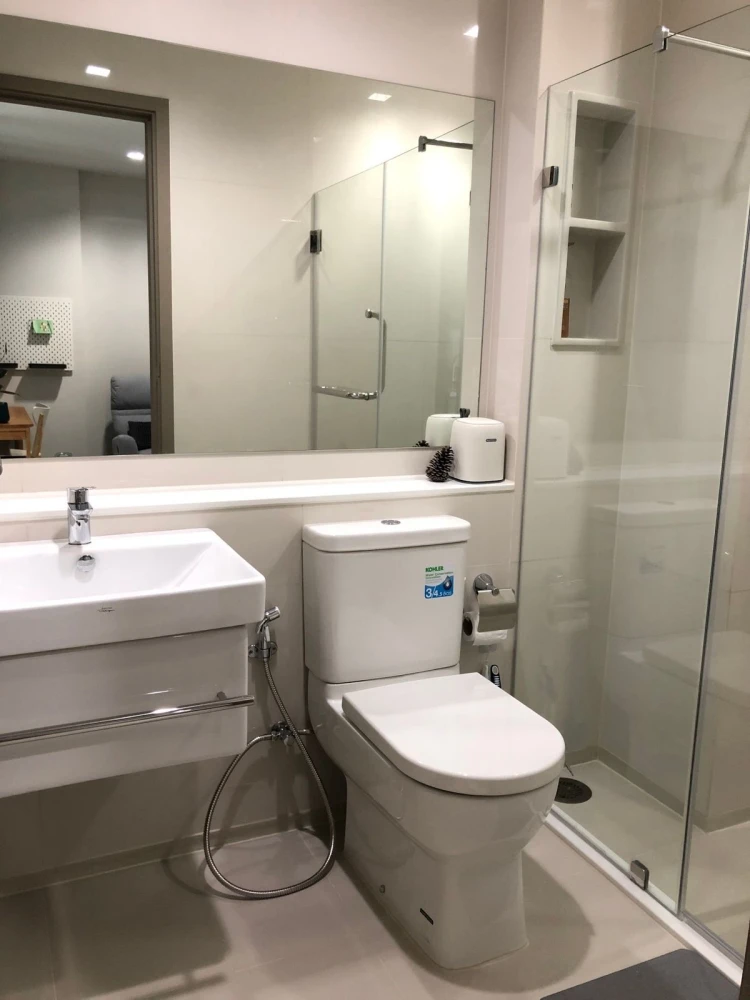 For rent: Life Asoke-Rama 9, a nice room with complete decoration. Reserve now, don't miss out!