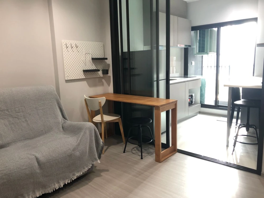 For rent: Life Asoke-Rama 9, a nice room with complete decoration. Reserve now, don't miss out!