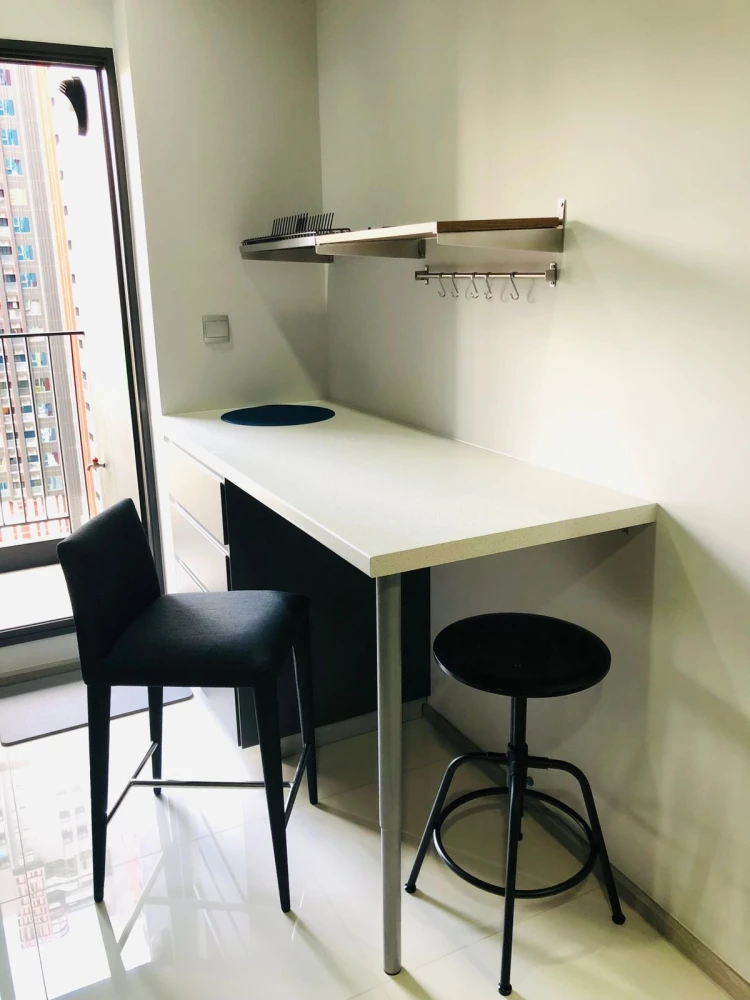 For rent: Life Asoke-Rama 9, a nice room with complete decoration. Reserve now, don't miss out!