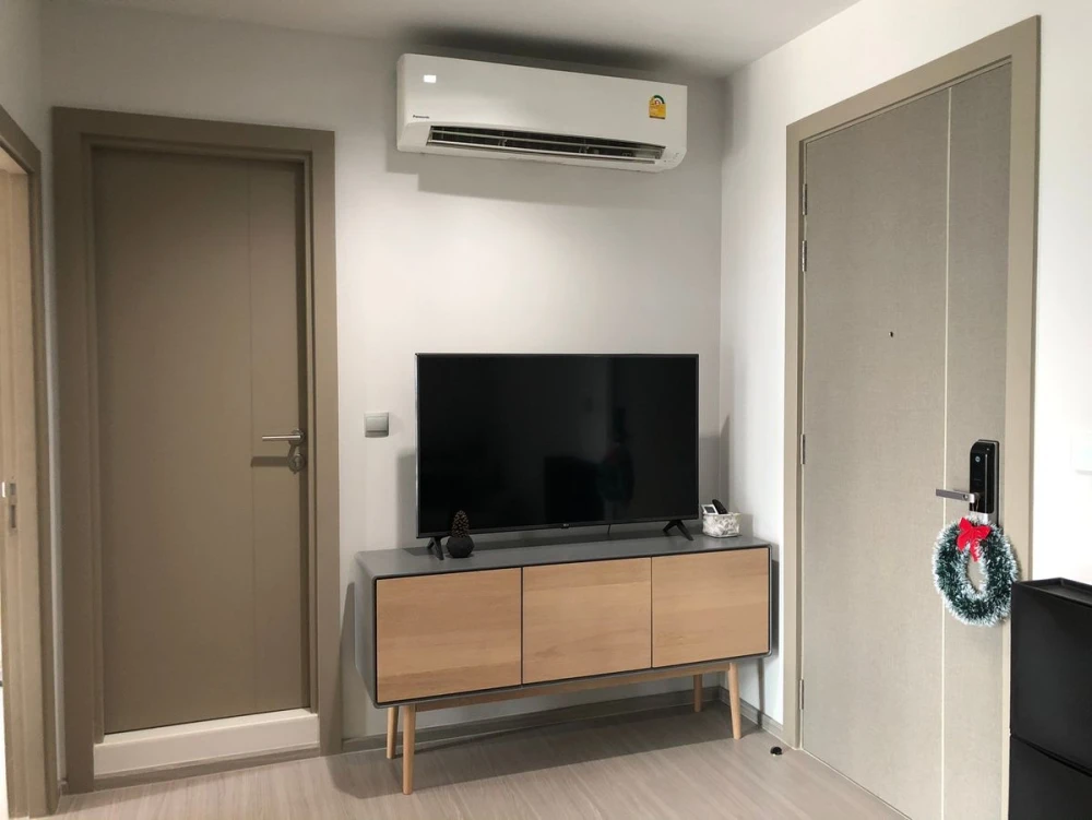 For rent: Life Asoke-Rama 9, a nice room with complete decoration. Reserve now, don't miss out!