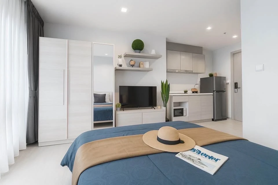 For rent: Life Asoke-Rama 9, a lovely room, beautifully decorated in a neutral tone, comes fully furnished, just bring your bags and move in!