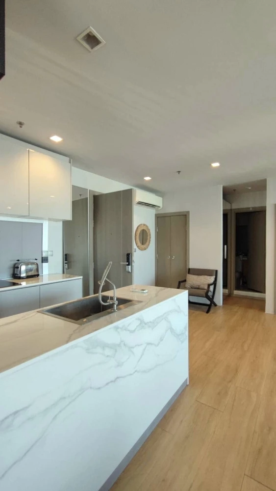 For rent: Life Asoke-Rama 9, corner room, private, 34th floor, 1 large bedroom, hurry and book now!