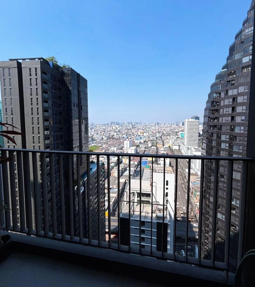 For rent: Life Asoke-Rama 9, corner room, private, 34th floor, 1 large bedroom, hurry and book now!