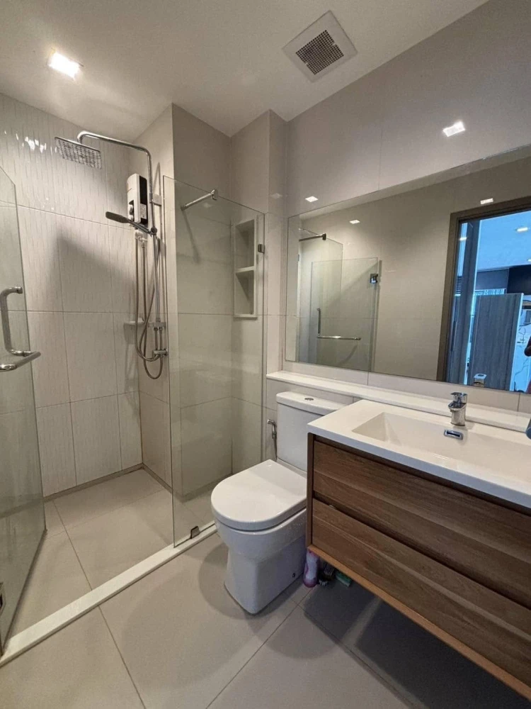 For rent: Life Asoke-Rama 9, corner room, private, 34th floor, 1 large bedroom, hurry and book now!